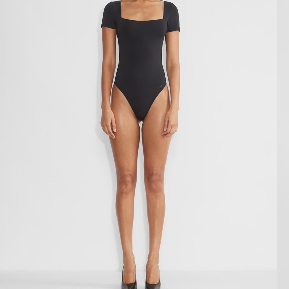 Babaton Classic Black Top